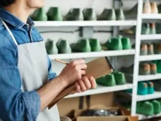 Manajemen Operasi dan Produksi Industri Sepatu Sandal: Strategi Menarik Pembeli